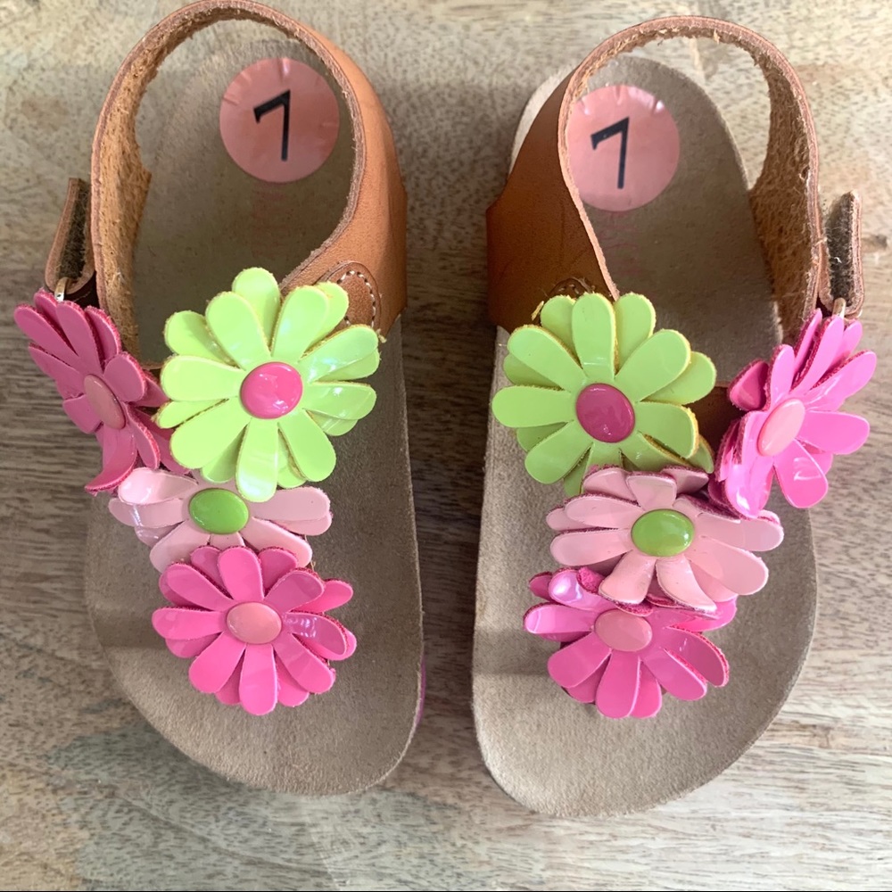 Toddler sandal with flower detail sz 7 EUC